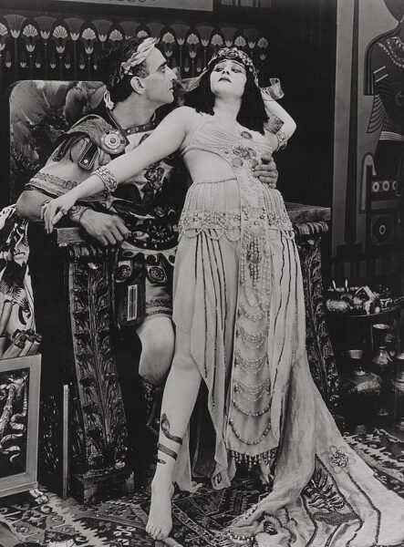 Theda Bara (Cléopâtre) et Thurston Hall (Antoine) dans "Cleopatra" de J. Gordon Edwards, 1917